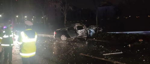 特斯拉惊魂：陨石撞击致挡风玻璃熔融奇观