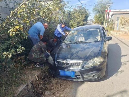 豪车遇沟惊魂记，众人齐心助脱困