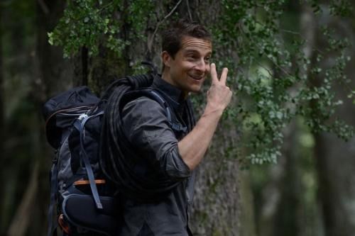 荒野求生女神冷美人独闯险境，80男选手叹服其卓越技艺