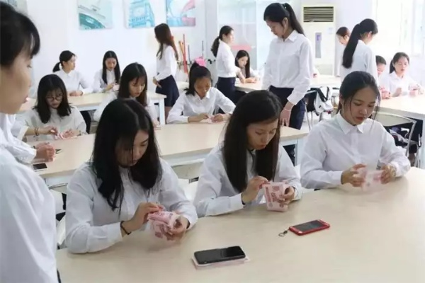 本科女生技校深造，为理想职场添翼无悔选择