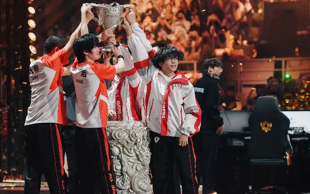 成都AG超玩会荣耀巅峰，鸟巢捧杯成就KPL年度霸主