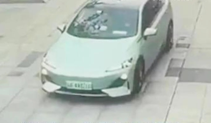 深蓝汽车电池爆裂弹飞现场，地砖见证惊险瞬间！
