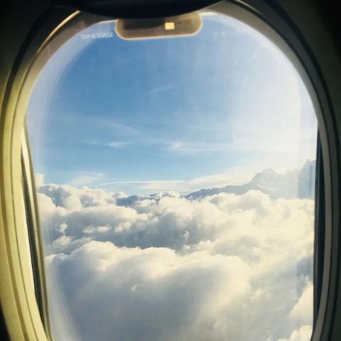 印度航班登机口惊现壮观：轮椅乘客长队井然有序