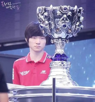 Faker六冠传奇，英雄联盟三冠巅峰，最长河最高山见证荣耀时刻