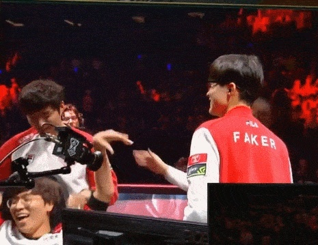 S15夺冠Faker再现经典手势！揭秘电竞传奇新高度