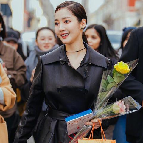 黑丝双马尾魅力尽显，小腹曲线成焦点潮流新风尚