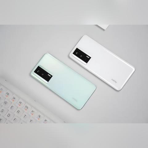 iPhone 17热销狂飙900万，同比翻番小米17望尘莫及，创新纪录！