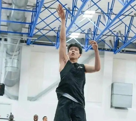 杨瀚森连续五场坐冷板凳，揭秘新价值背后的困境