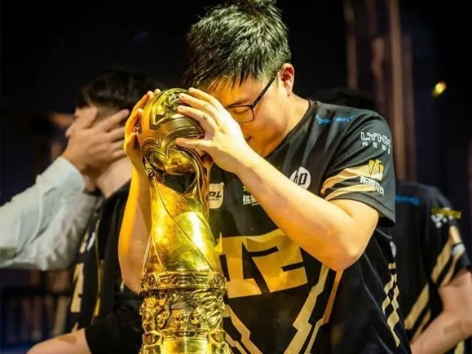 UZI荣膺LPL最佳选手，揭秘电竞传奇风采