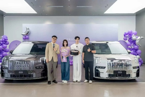 杭州男子婚礼豪礼：极氪9X豪车贺喜，刷新随礼新风尚