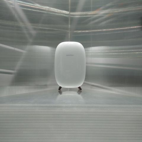 意外！擦拭镜子却毁艺术品，网友热议：这算艺术？责任何在？