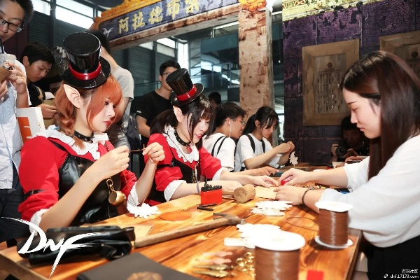 次元觉醒Coser签售会圆满落幕，丁香站见证游戏魅力新篇章