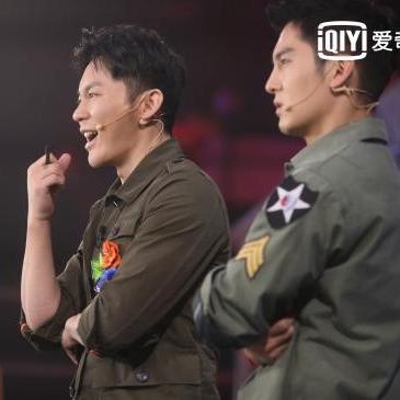 国产机器人首秀翻车：惊艳亮相却意外跌倒，引关注！