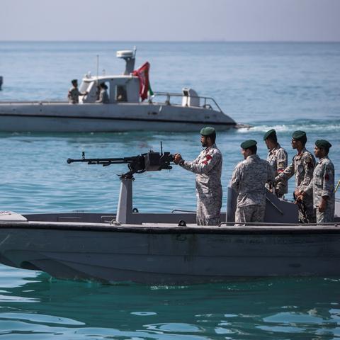 《严阵以待》新手攻略：武器首选与AI队友操控技巧解析