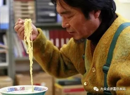 57岁拉面店员勇斗熊兽，反击成功后坚守岗位展厨艺