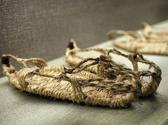 大梁城寻迹：揭秘老儒草鞋，传承匠心独步江湖