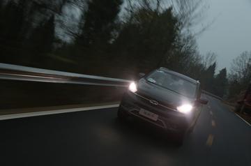 奇瑞汽车道歉：天门山惊险滑行，护栏撞毁引反思