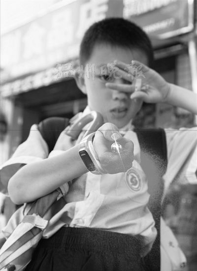 激光笔意外伤眼悲剧：8岁男孩视力仅剩0.4，恢复无望警示家长