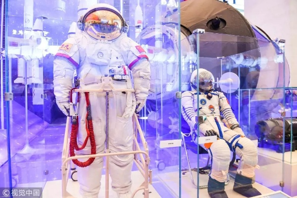 星空宇航服穿搭攻略：揭秘时尚与科技的完美融合