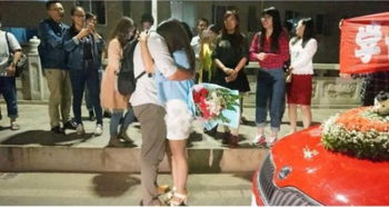 政府起诉：男子公开搂抱A妹事件引发社会关注