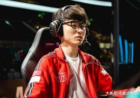 Faker荣耀兑现承诺，携手女粉深度复盘世界赛精彩瞬间