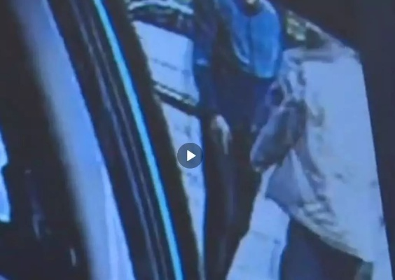 女乘客拔刀威胁：俄出租车司机被迫换歌新风波