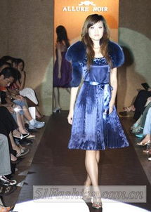 优雅亮相，浩浩妈演绎时尚长裙新风尚