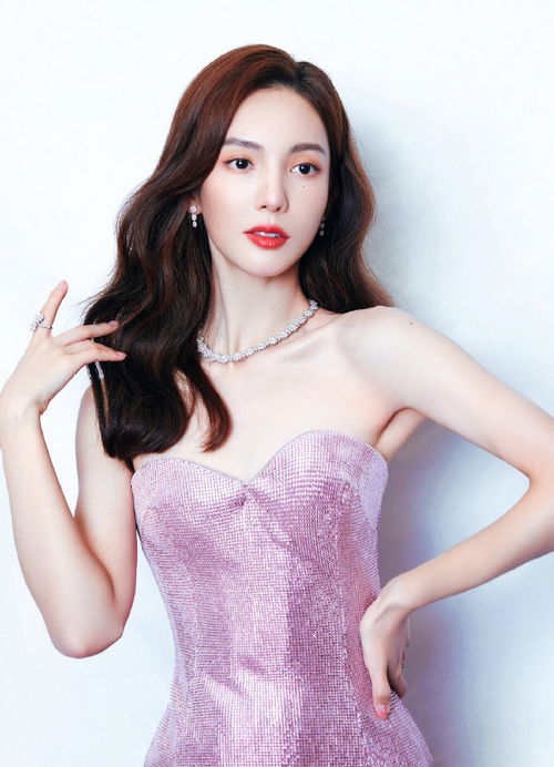 Yasal美照曝光！包臀裙秀性感曲线，风采独绝