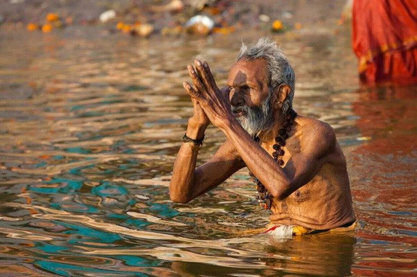 恒河惊现毒水危机，居民沐浴仍乐在其中，环保挑战亟待解决