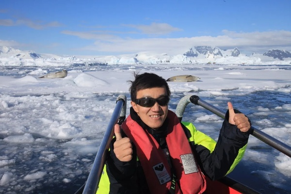 南极游玩老板笑，办公室奋斗我独醒