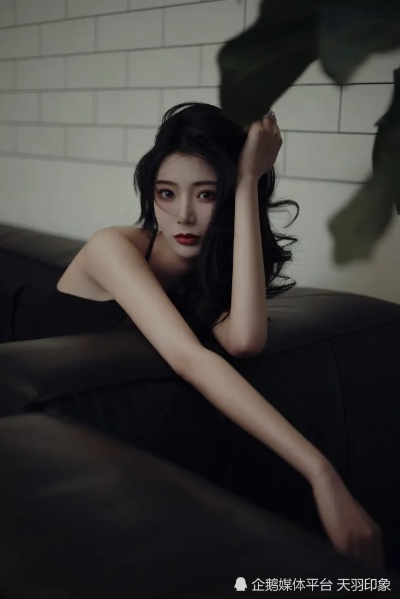 王星辰惊艳亮相，优雅长裙新照尽显女神风范