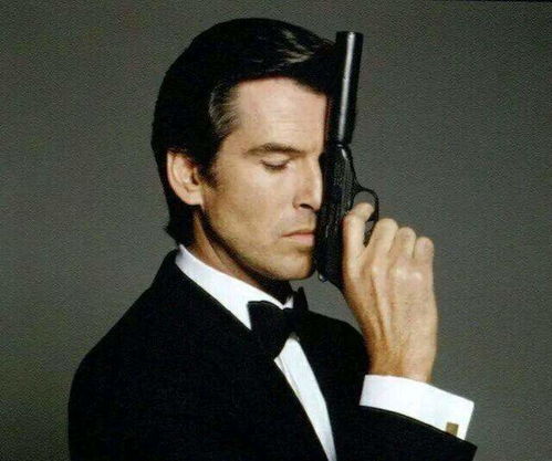 皮尔斯·布鲁斯南007写真，岁月留痕更显尊贵魅力