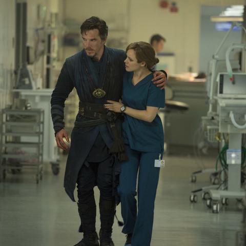 瑞秋惊悚喜剧，雷米导演回归传奇再现恐怖新篇