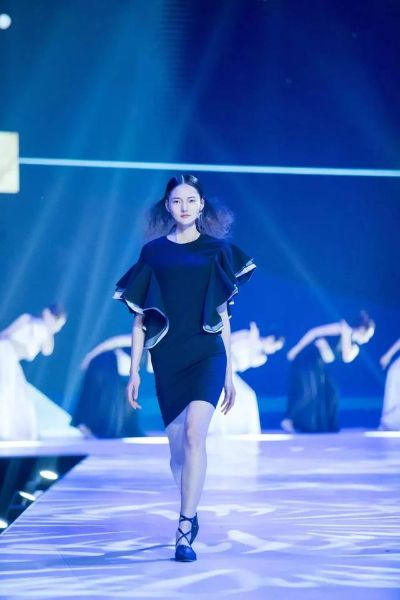 广东模特大赛冠军引热议，网络多版本“真相”揭晓