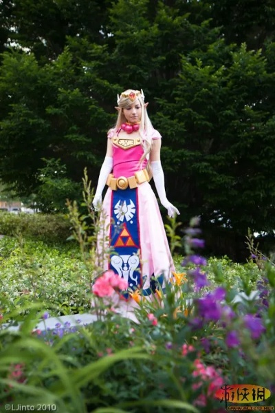 魔萝芙金耀光COS新解读：超英派遣中心美艳揭秘记