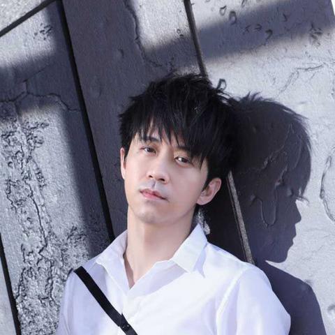 情侣婚纱照偶遇，光良公园合唱《童话》传递幸福祝福