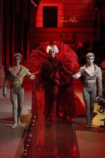 梅女王风采依旧，宝刀未老再创时尚传奇