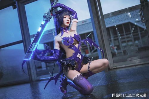魔萝芙金耀光COS照重现，超英形象新价值解析