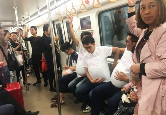 地铁奇观：蝙蝠侠亮相，孕妇让座率惊人提升，文明新风尚！