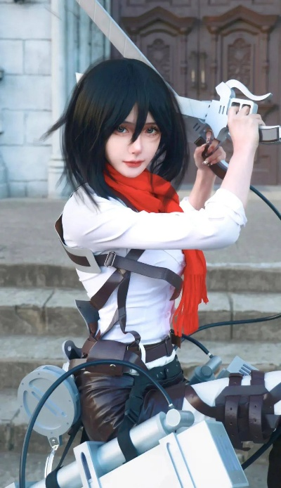 COS女神演绎三笠，绝美身材神态诱人，独家揭秘魅力新风尚