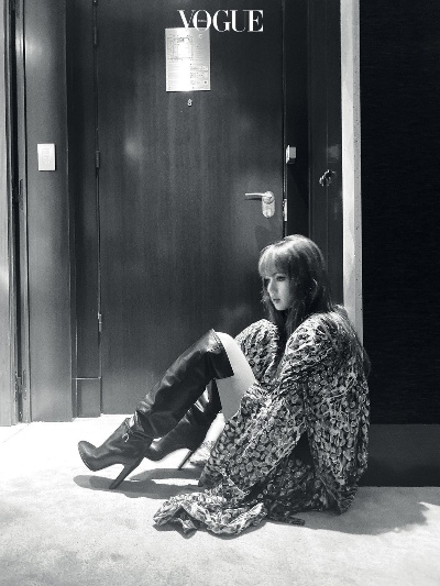 Lisa写真惊艳亮相，韩国VOGUE封面独领风骚，美图新风尚！