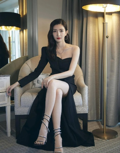 江疏影风格突变引热议，黑长直造型美出新高度，你喜欢吗？