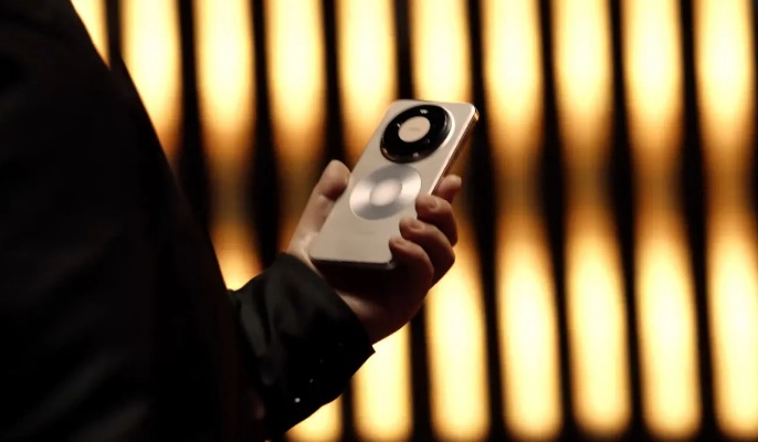 华为Mate 80系列惊艳亮相，余承东展示8字双环设计，外观独树一帜引领潮流