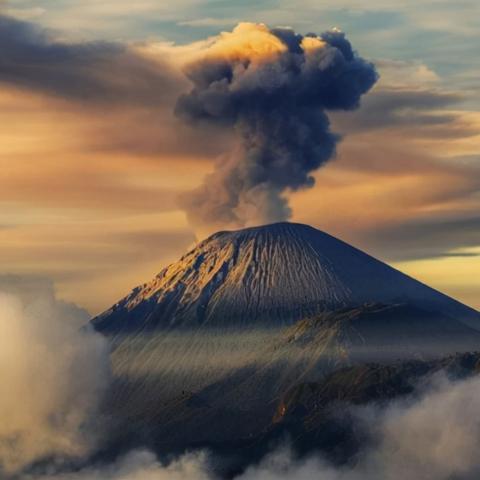 火山喷发震撼全球，12000年后航班受阻，揭秘新危机！