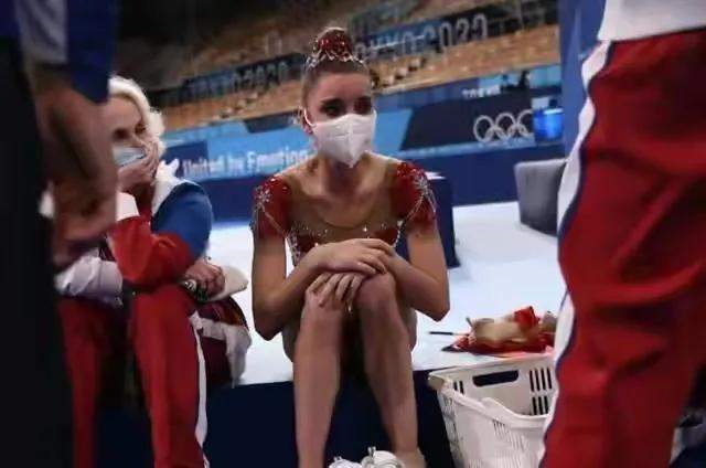 韩国教练裹毯引争议，女运动员皱眉拒绝新解读