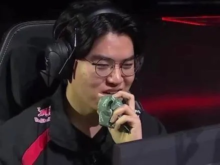 泪目！离队视频引热议，gumayusi首播深情告白震撼来袭