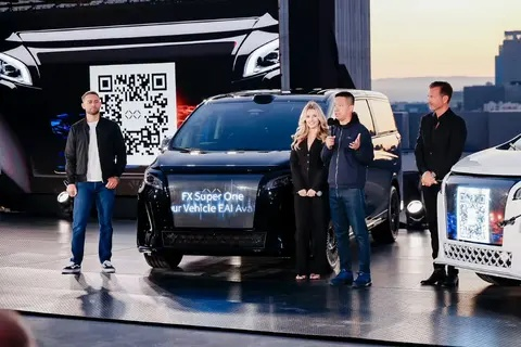 足球巨星成首位车主，贾跃亭FX Super One全球首交付震撼来袭