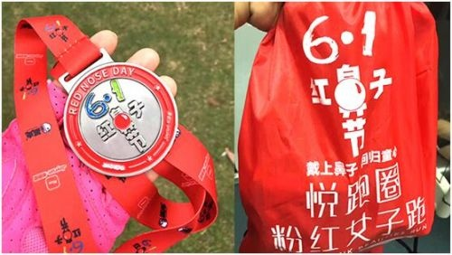 公益寻亲卡引热议，女子背包吊牌遭嘲讽反击显正能量