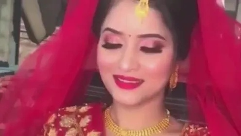 印度婚礼惊现辣眼秀，前妻装扮引热议，时尚新潮引关注