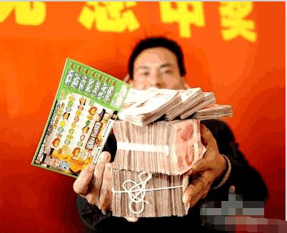 男子刮中10万彩票老板拒兑奖，民警助力兑奖新希望